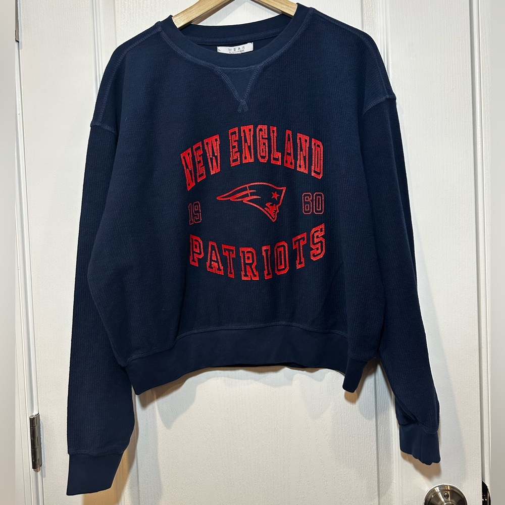 New England Patriots WEAR by Erin Andrew’s Women’s Crop Pullover Sweater - Picture 6 of 10